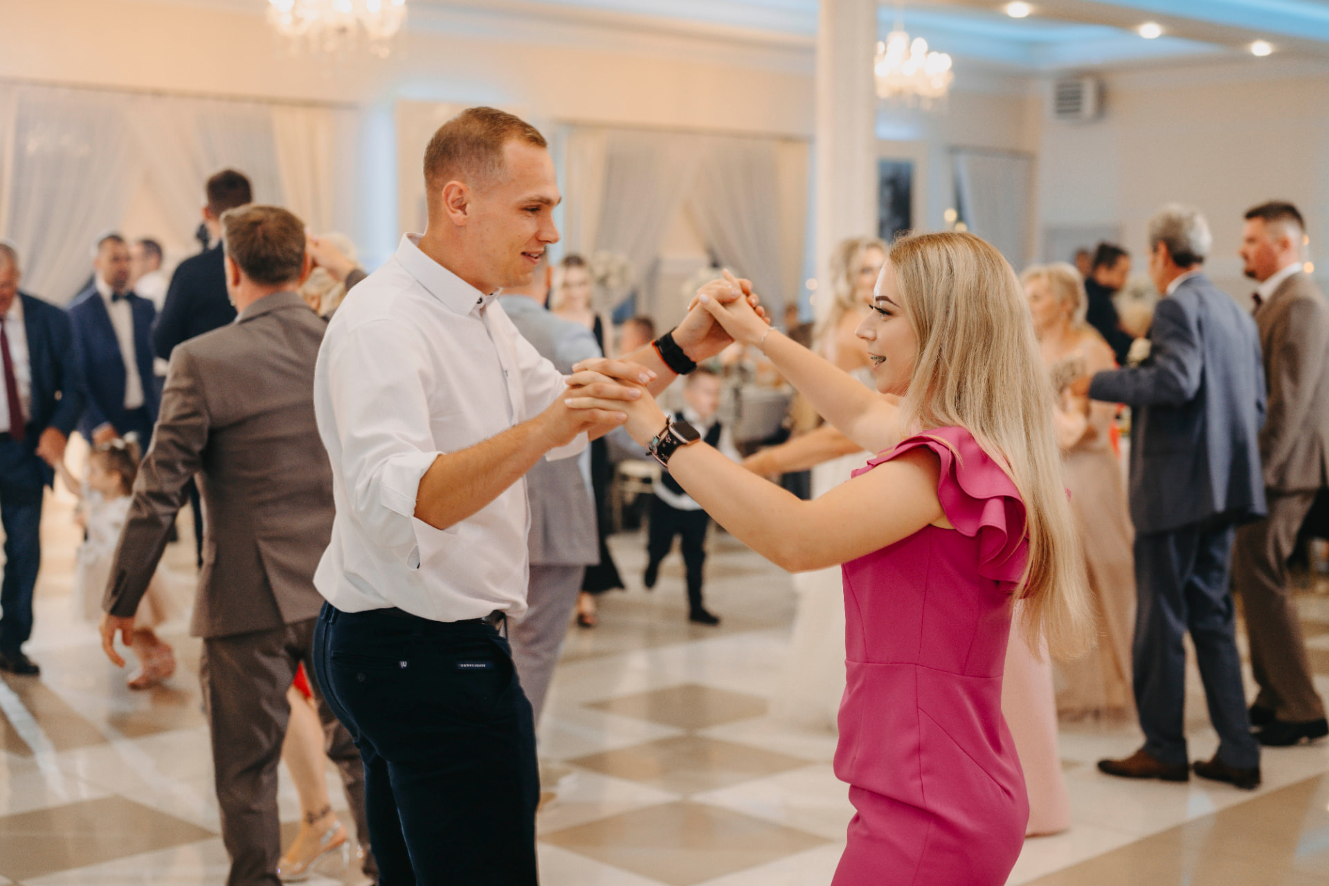 Aleksandra i Fabian tańczący na weselu